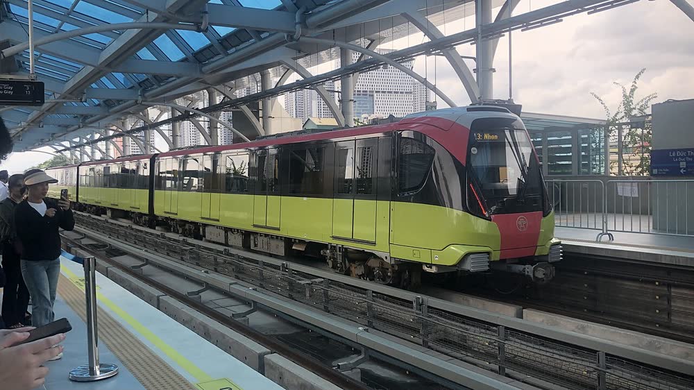 Tàu đường sắt đô thị đang vận hành tại Hà Nội