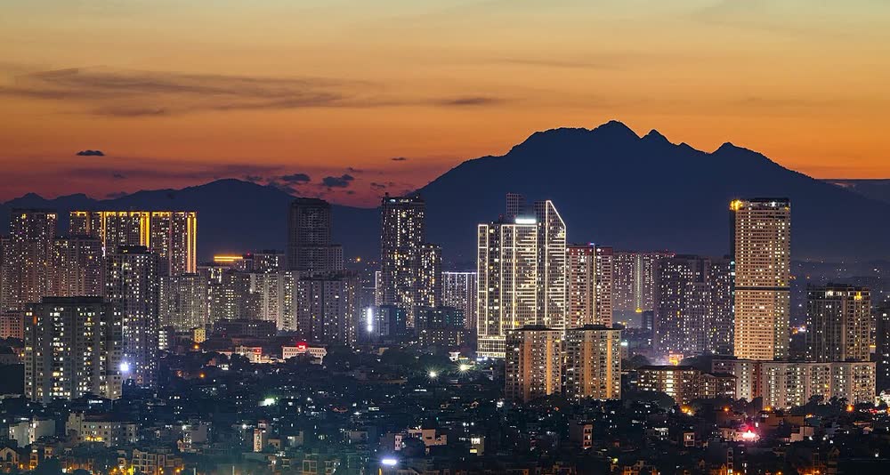 Toàn cảnh Hà Nội nhìn về núi Ba Vì lúc hoàng hôn