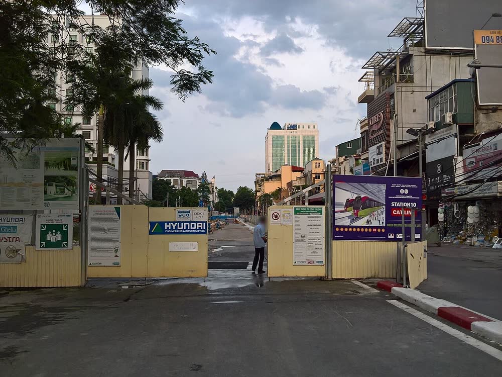 Phố Hà Nội với nhà dân và công trình đang thi công